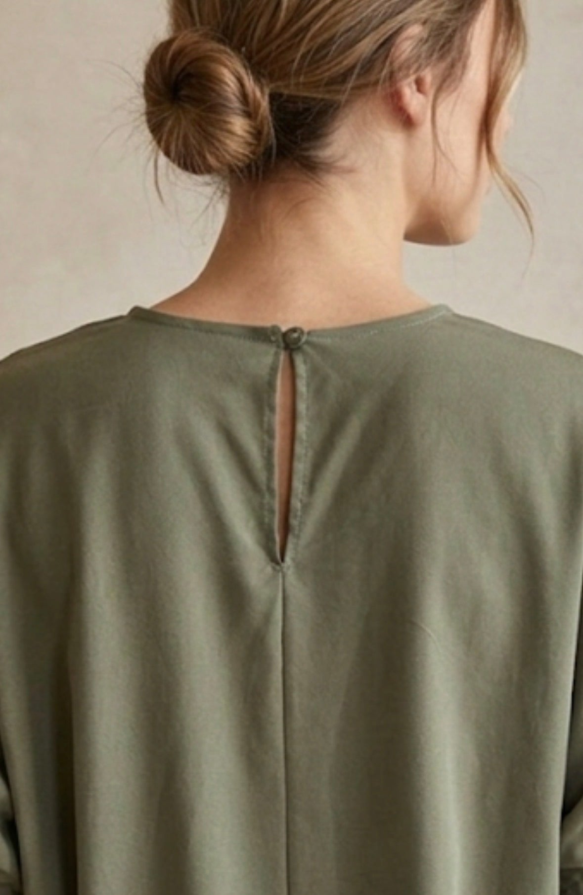 Blusa Cropped Safari Verde Oliva con Dettagli Arricciati
