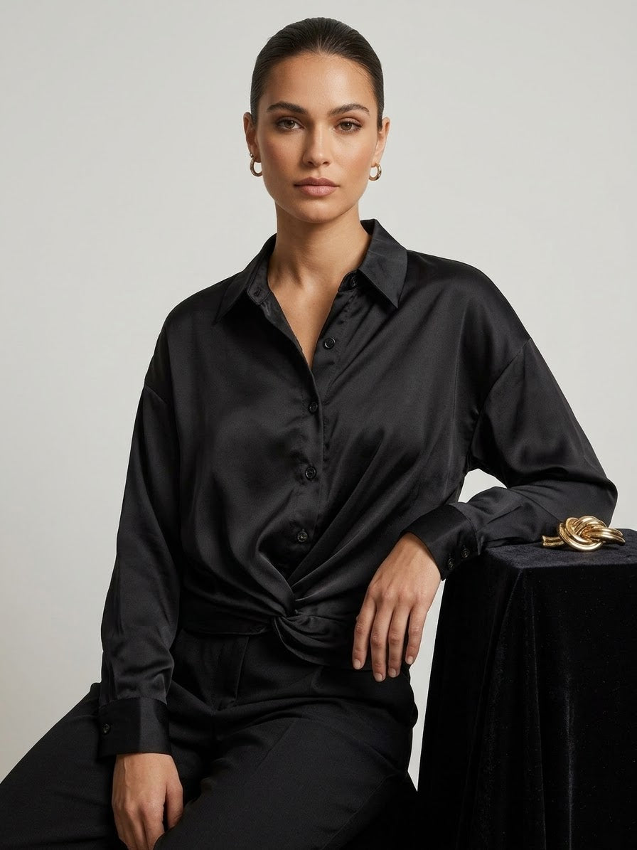 Camicia Salvador in Satin Fluid con Nodo Frontale Nero e gioiello