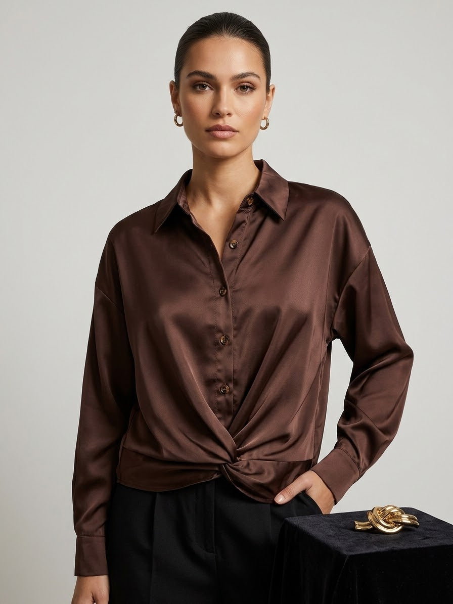 Camicia Salvador in Satin Fluid con Nodo Frontale Marrone e gioiello
