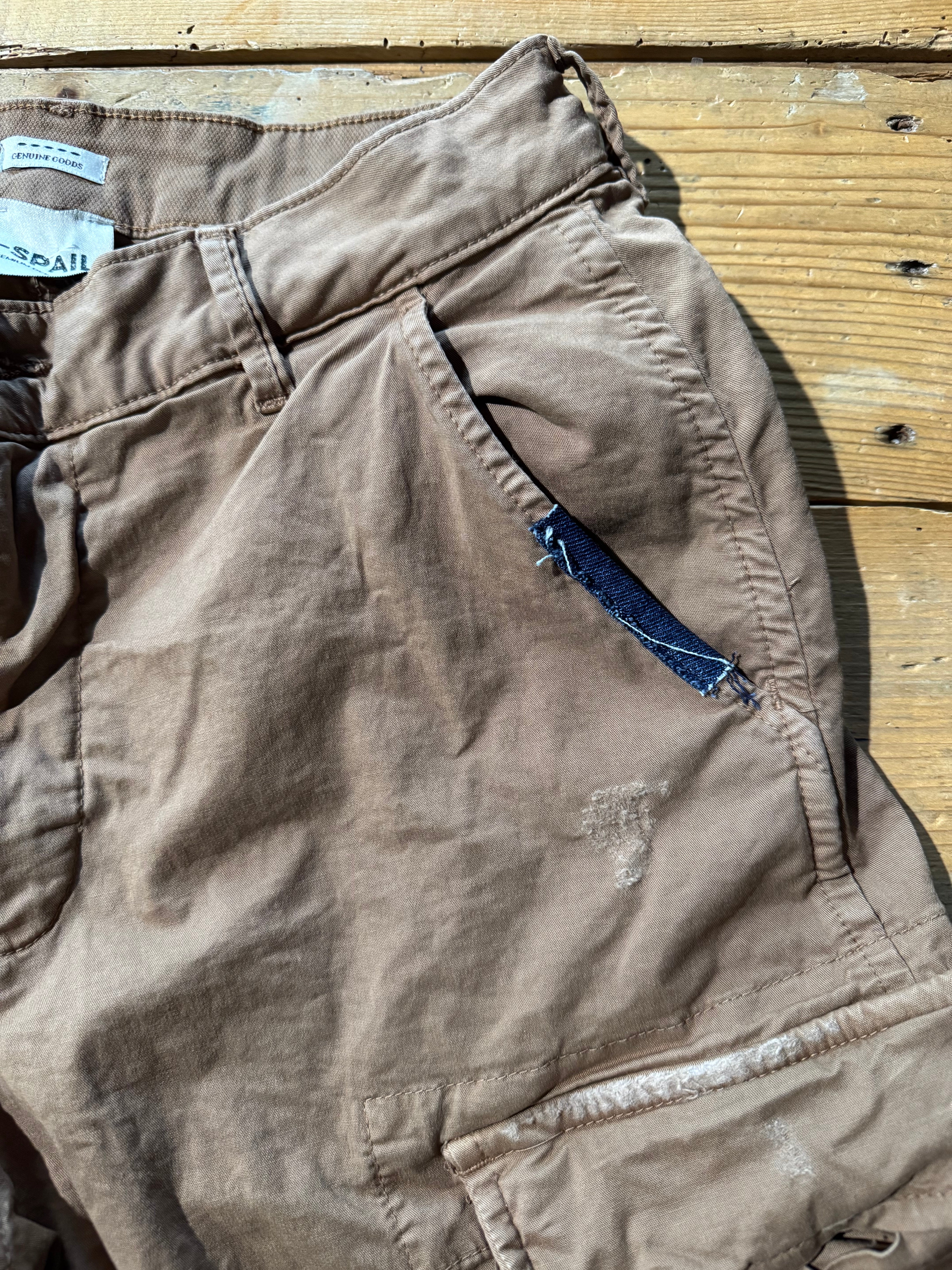 Bermuda cargo tabacco con dettaglio denim