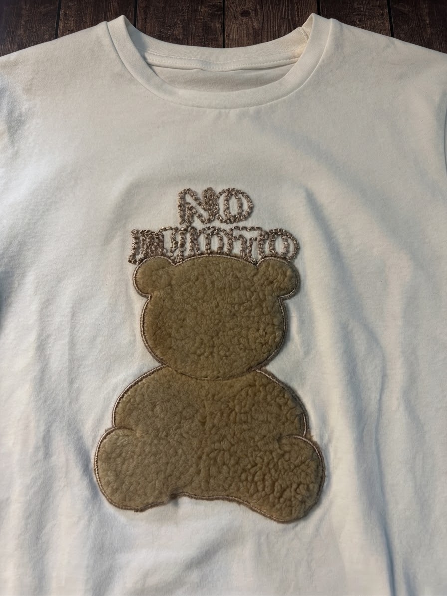 T-Shirt Teddy Panna Manica Lunga con Orsetto in Relievo
