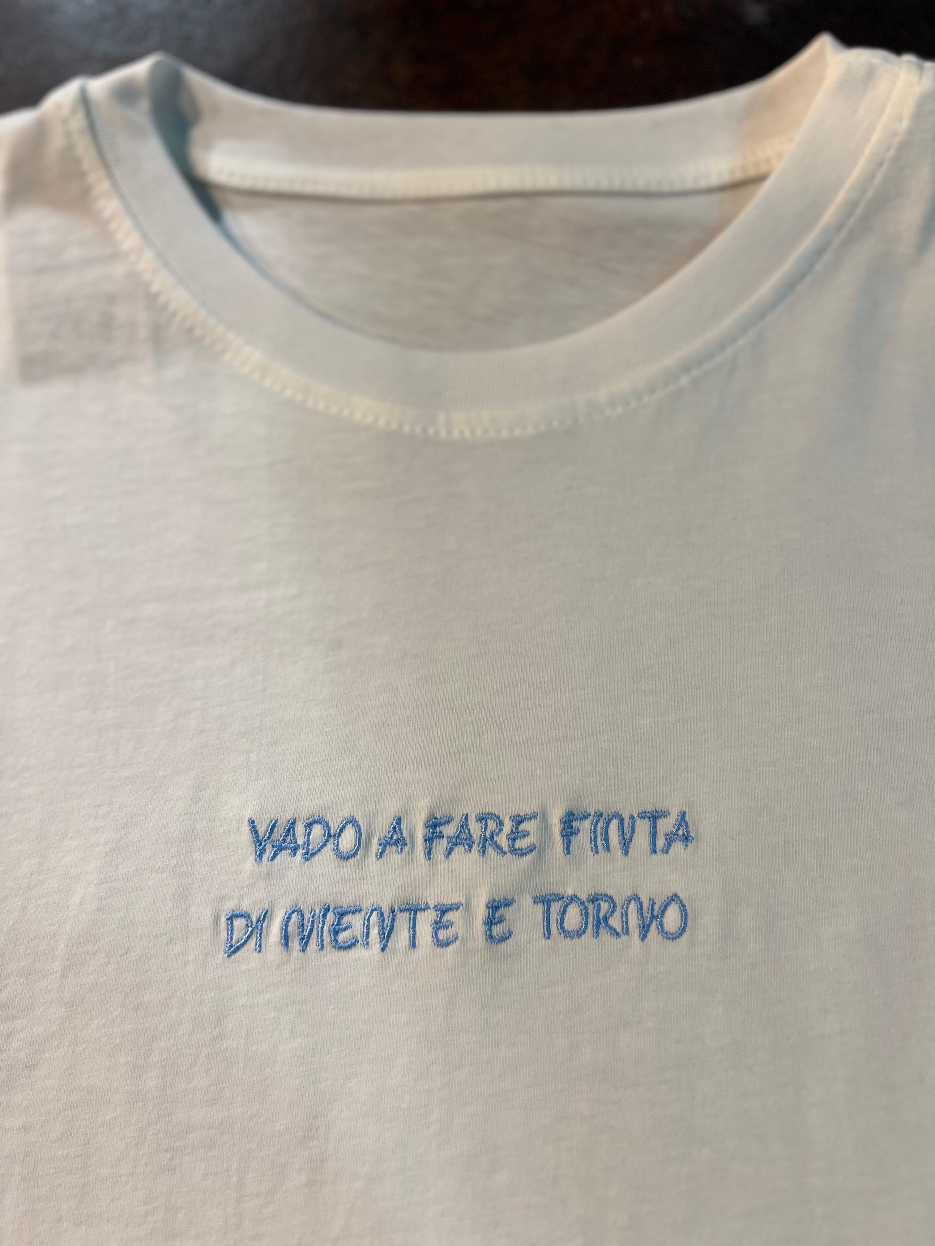 T-Shirt Vado a Fare Finta di Niente e Torno Ricamo