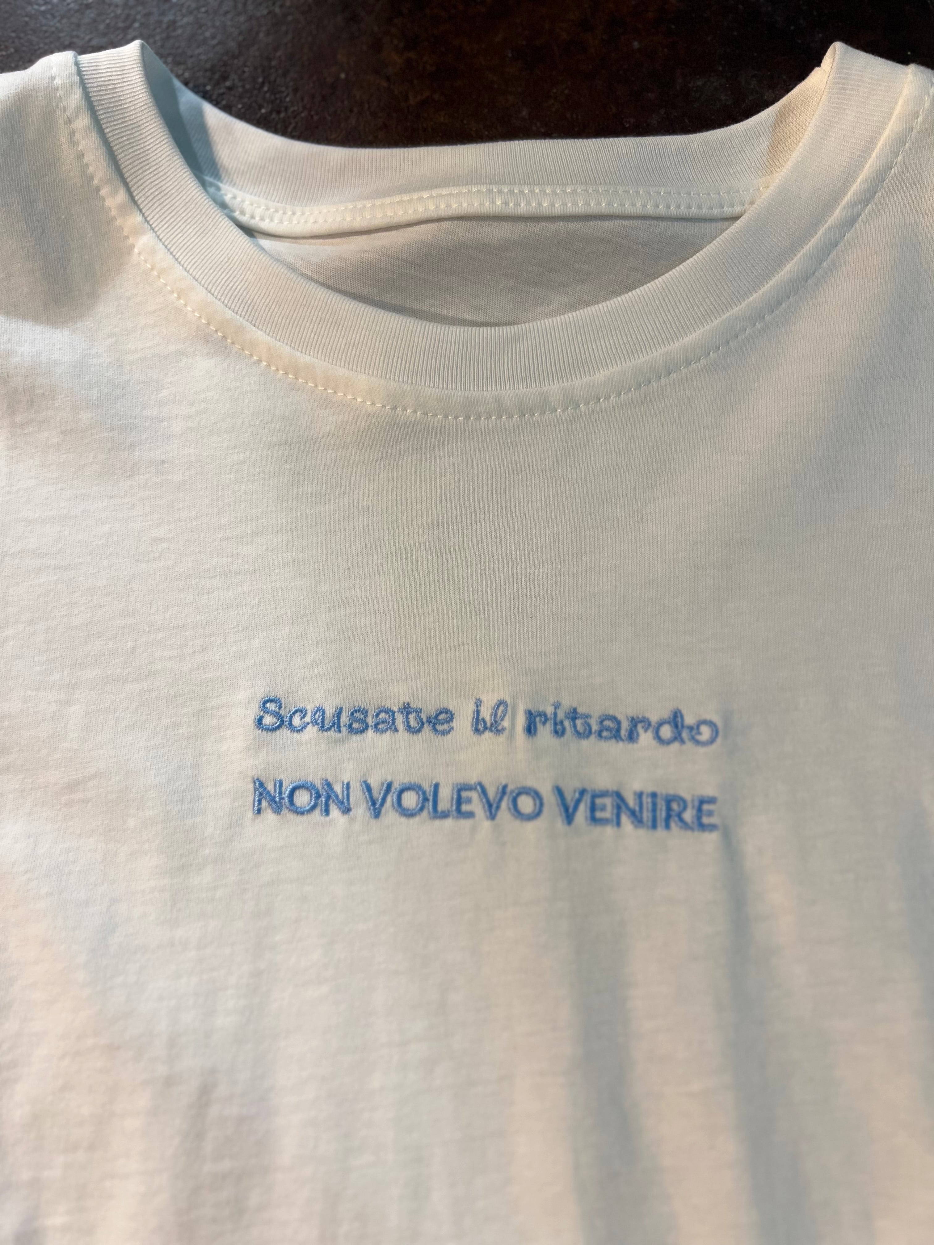 T-shirt Scusate il Ritardo Non Volevo Venire Ricamo