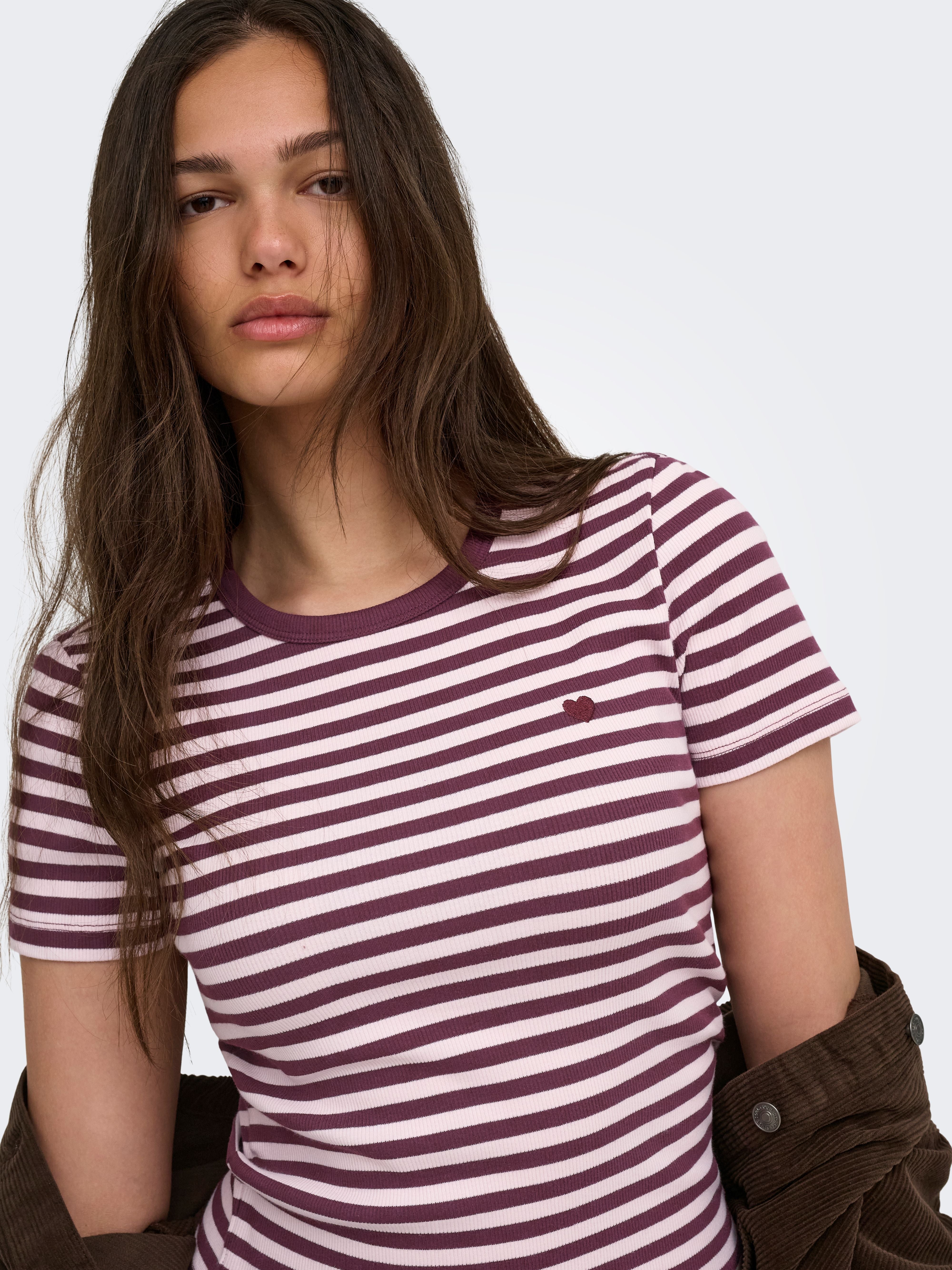 T-shirt Val a Righe Rosa e Bordeaux Con Cuore