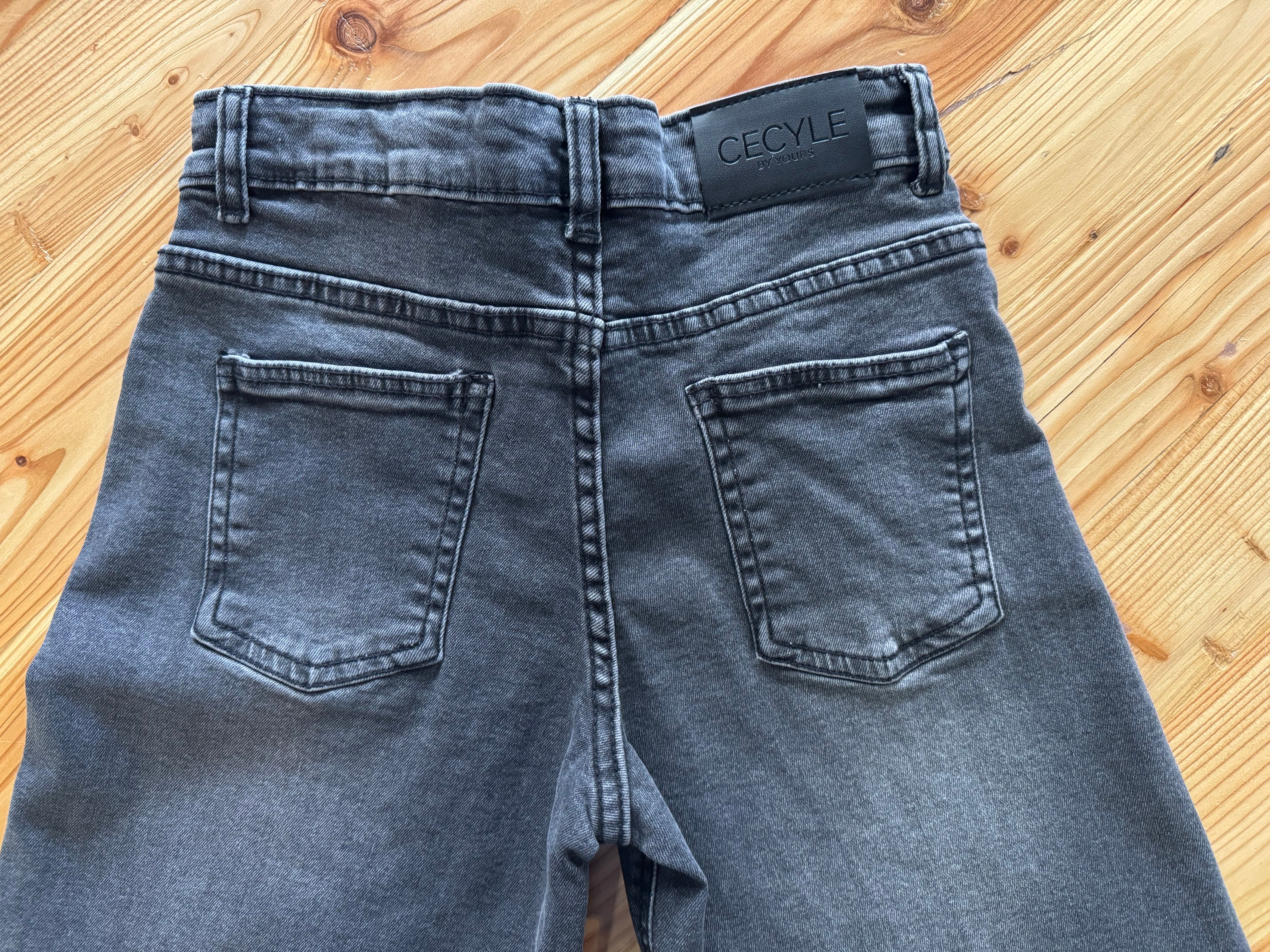 Jeans Wide leg  chiusura assimmetrica vestibilità loose