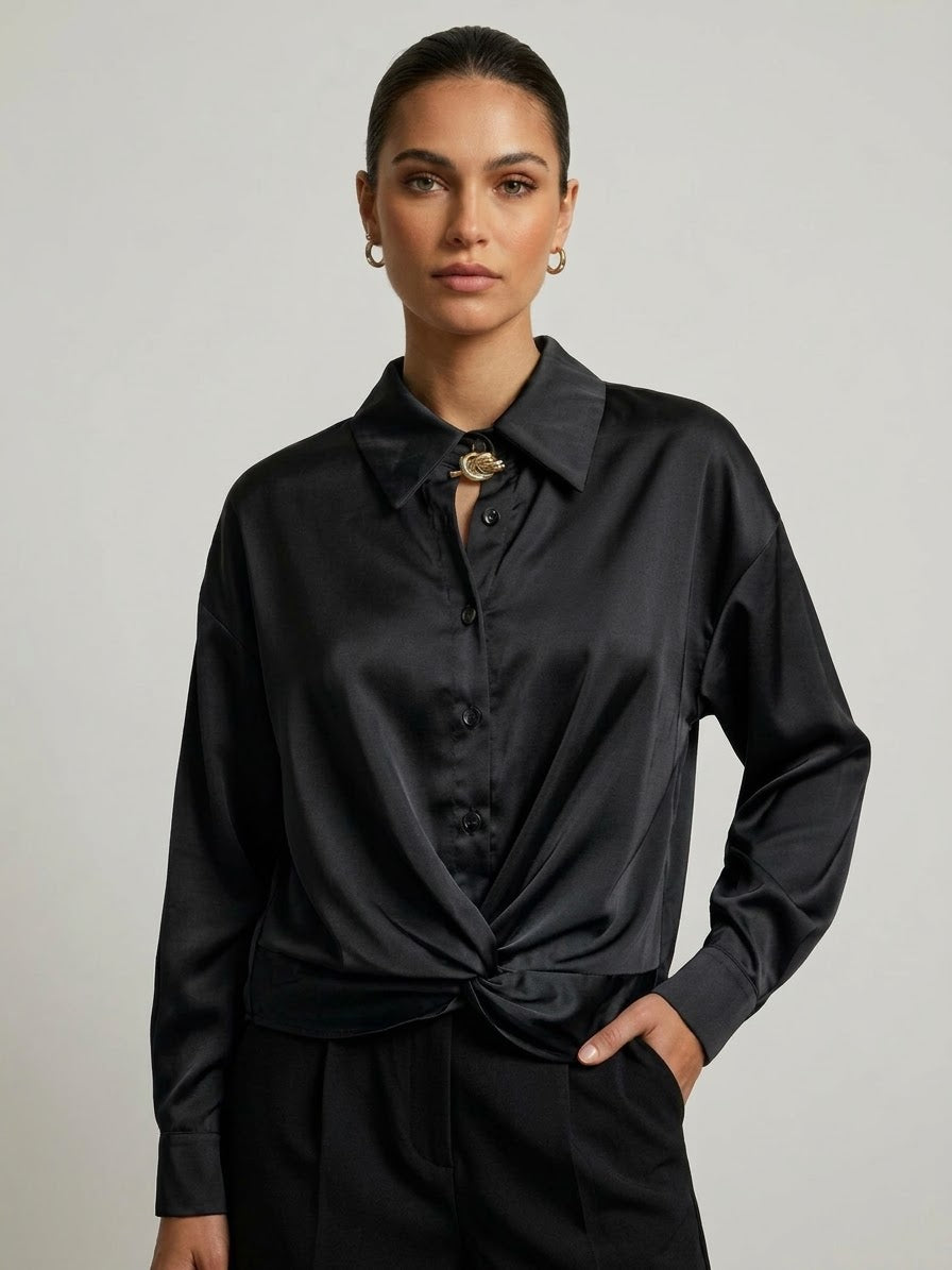 Camicia Salvador in Satin Fluid con Nodo Frontale Nero e gioiello
