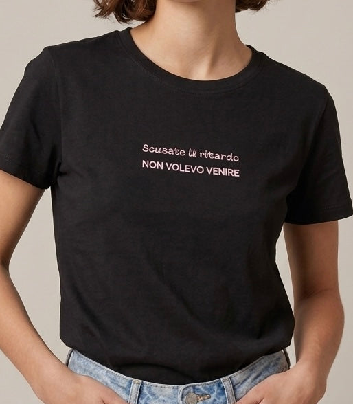 T-shirt nera ricamo rosa scusate il ritardo non volevo venire