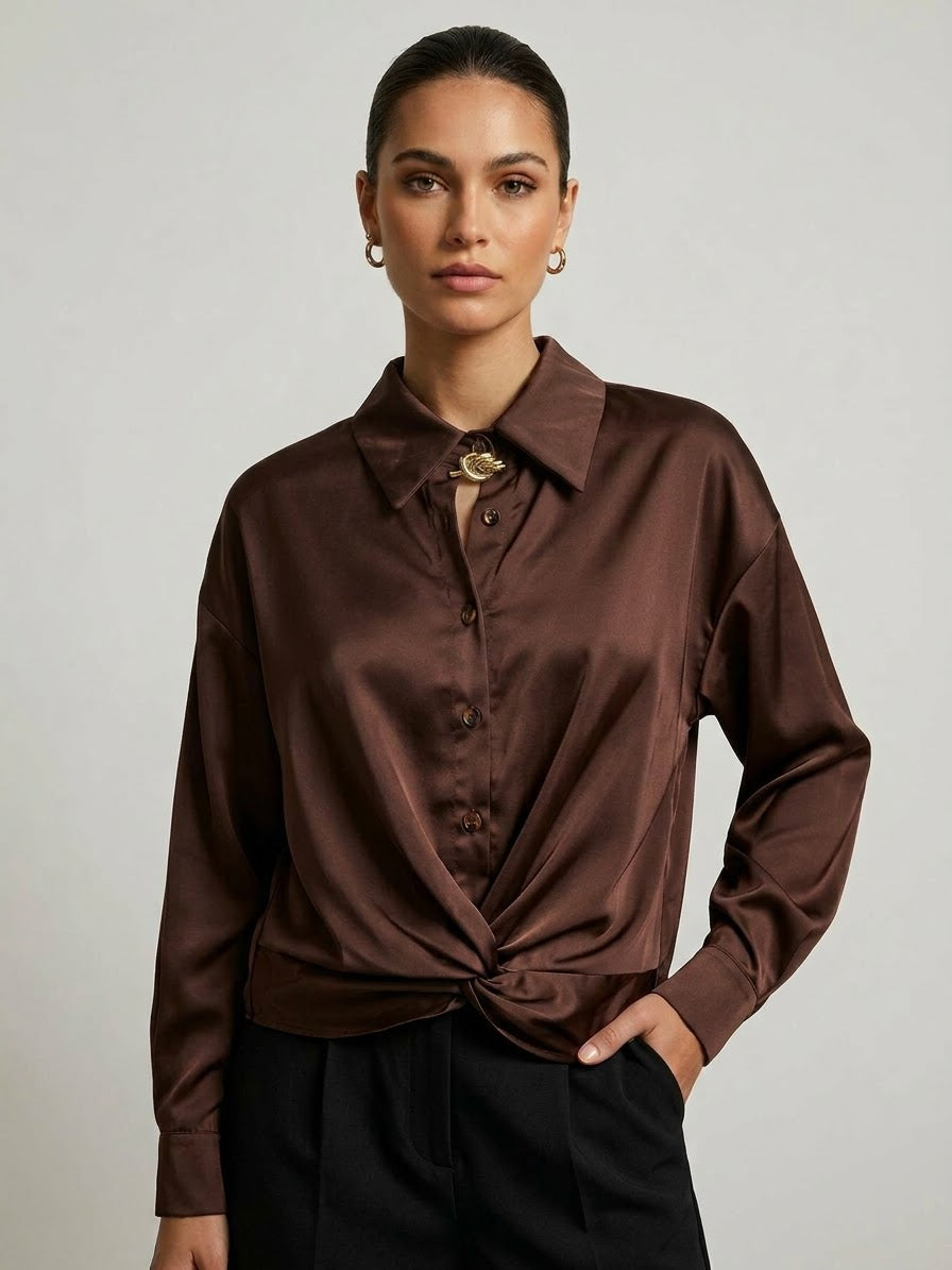 Camicia Salvador in Satin Fluid con Nodo Frontale Marrone e gioiello