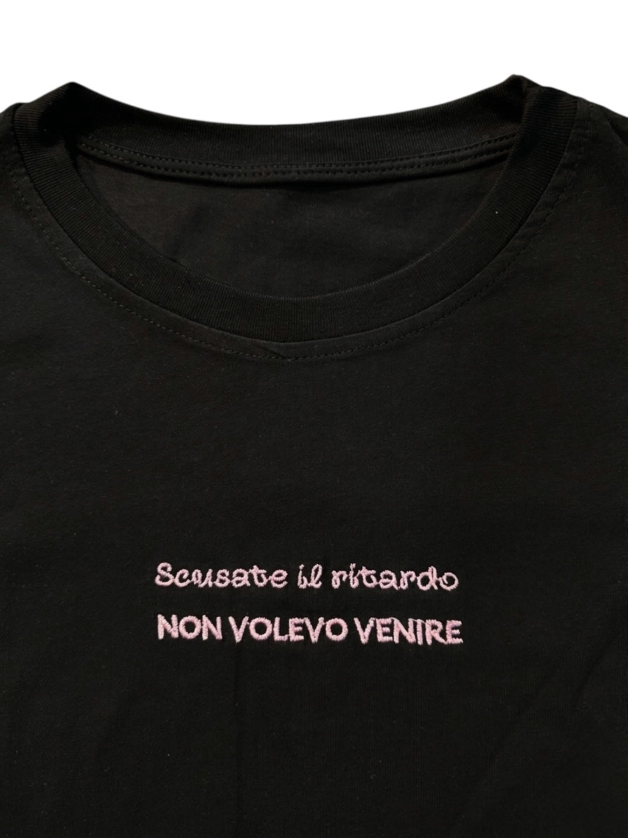 T-shirt nera ricamo rosa scusate il ritardo non volevo venire