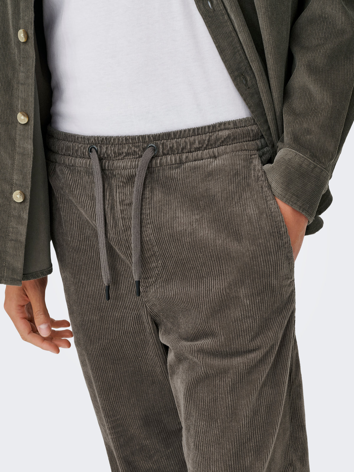 Pantaloni Only & Sons Linus in Velluto a Coste Tapered Fit Marrone Fango