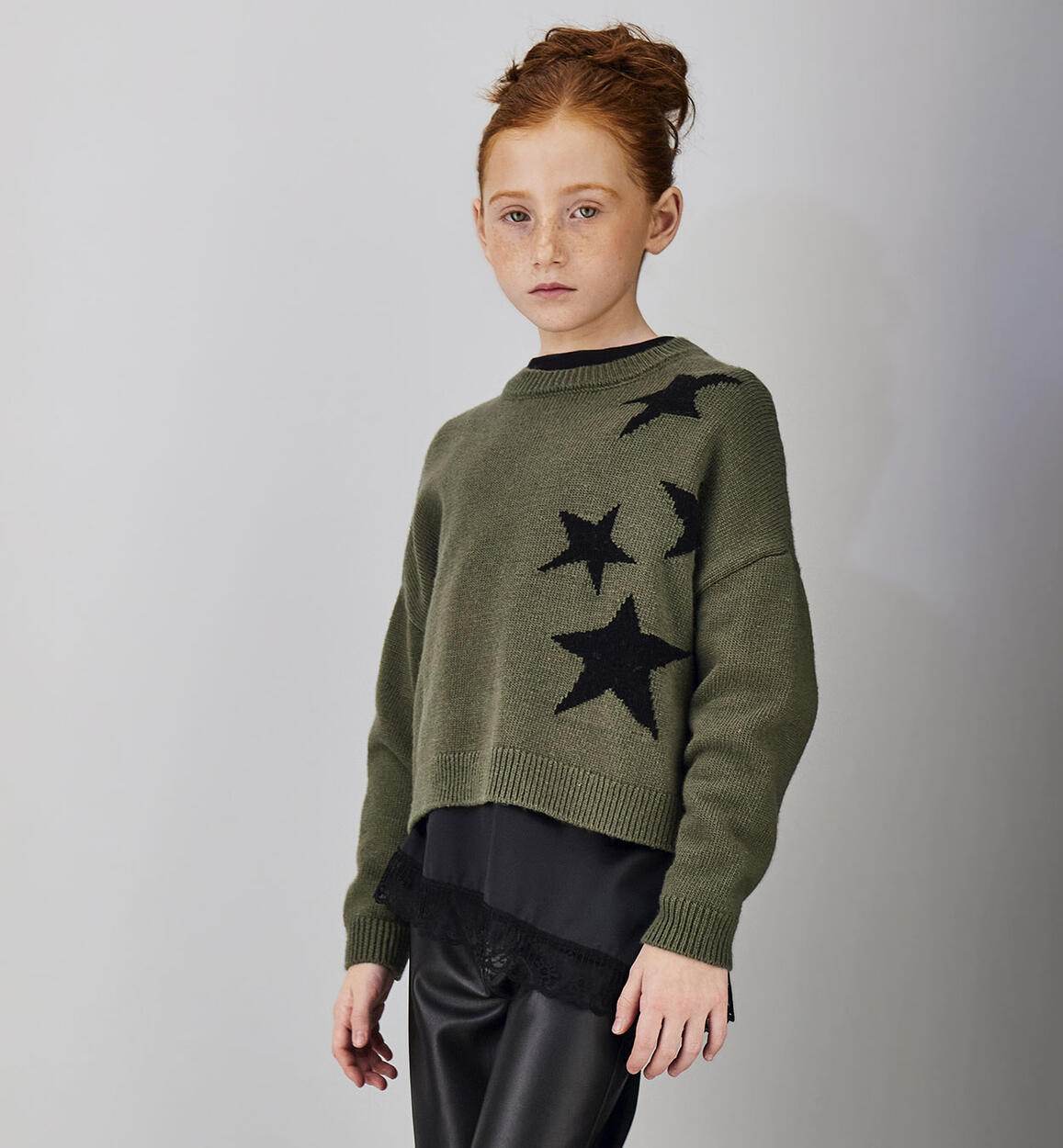 Maglione Verde Militare Crop con Stelle Nere
